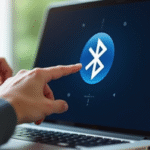 Activer le Bluetooth sur PC pour profiter de la connectivité sans fil Main activant Bluetooth sur un ordinateur portable moderne